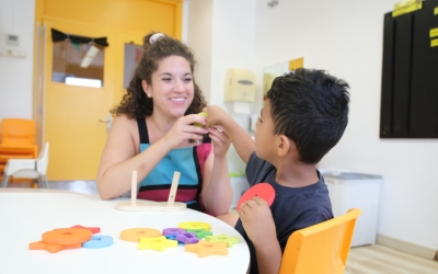 Una docent amb un infant amb discapacitat/ Cedida